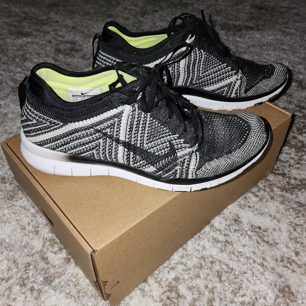 Nike Free TR 5 Flyknit Women's Size 9 Running Shoes Black White